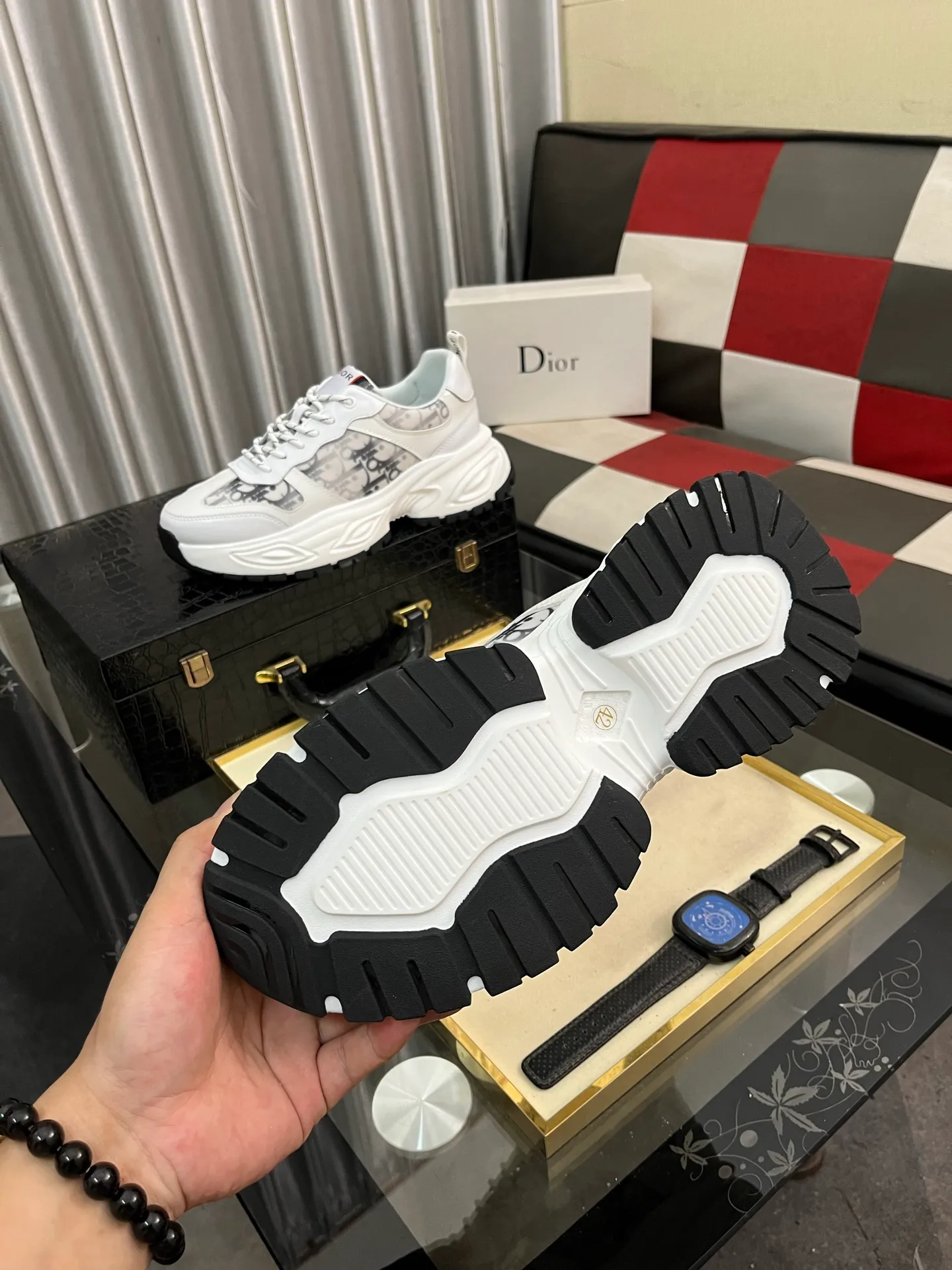 Men's men's shoes 💰458⌚️⌚️Dior's new 🆕low-cut casual sneakers, made of breathable mesh, with brand signature details on the shoe collar to enhance style. Fashionable and versatile, it can complement any look. With a sophisticated design that is both dynamic and modern, this new must-have shoe adds a new dimension to Dior's legacy, displaying modern elegance. Men's shoes 38-44 2️⃣ colors available